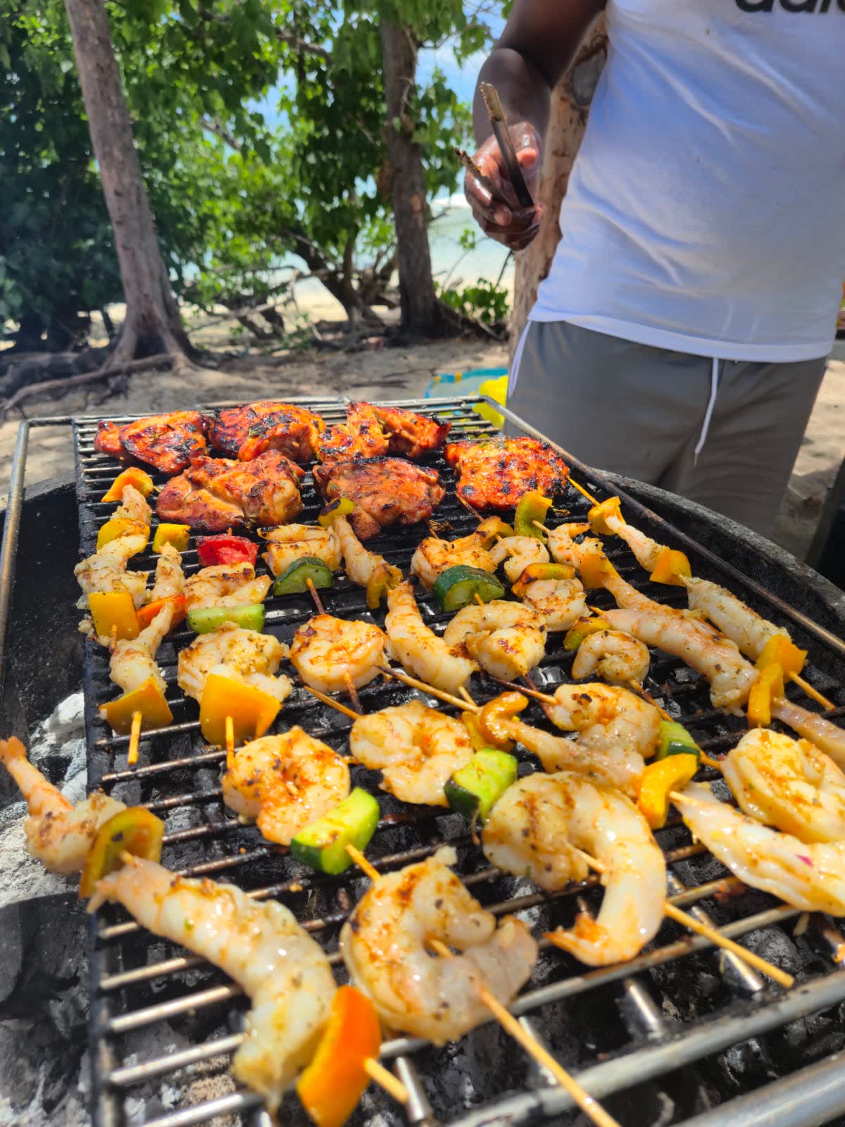 Brochettes de crevettes et poulet sur la plage