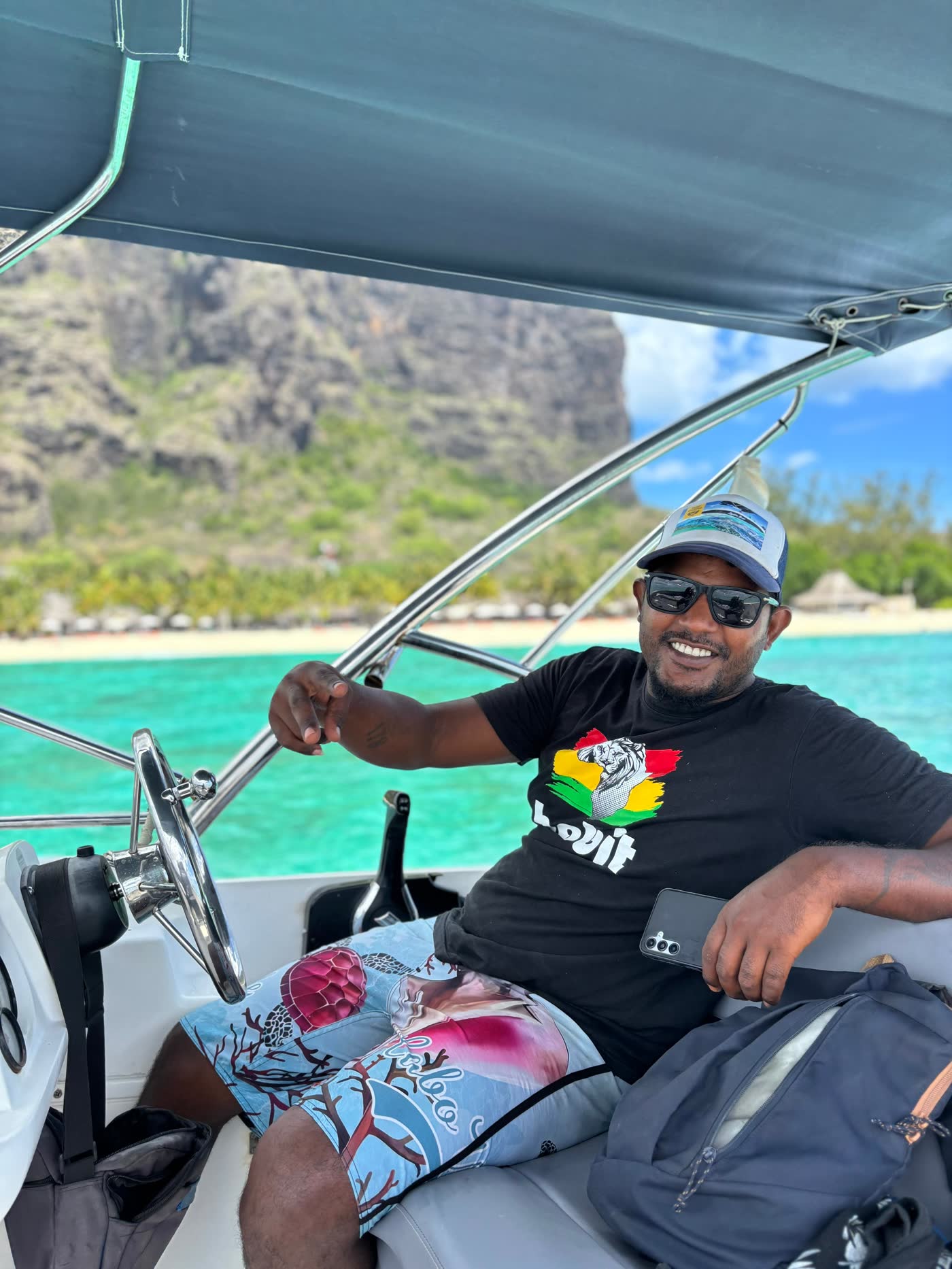 Miguel à la barre de son bateau, Le Morne en fond